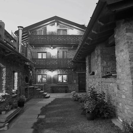 Suite Del Villaggio Sarre Zewnętrze zdjęcie